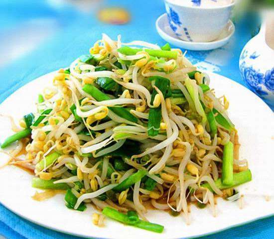 依次把绿豆芽,韭菜,盐,快速翻炒几下,出锅即可. 凉拌黄豆芽