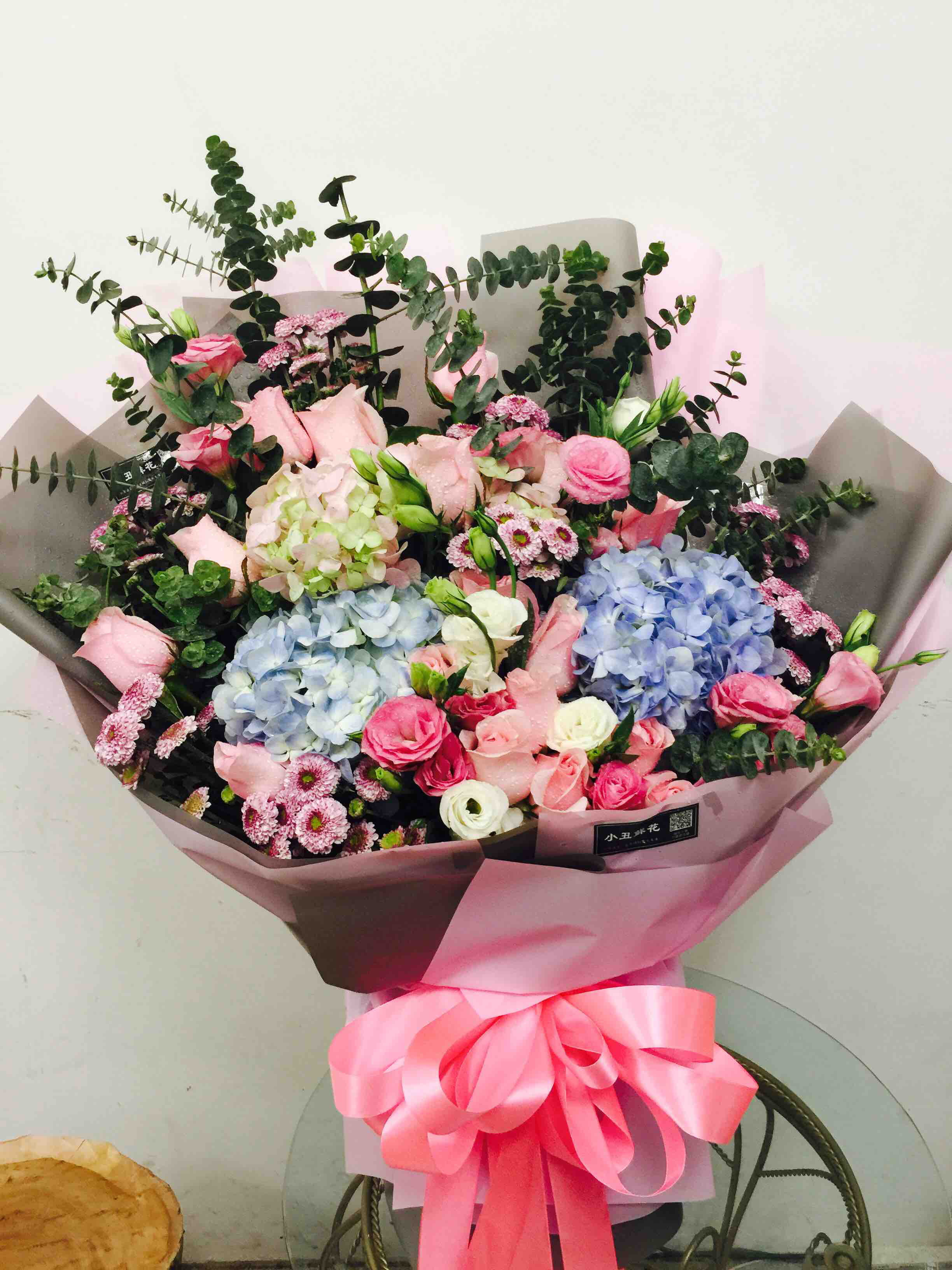 【生活的小惊喜】粉佳人绣球花束,雏菊尤加利龙胆花等搭配。【送女领导首选】送爱人生日\/结婚纪念日\/送长辈\/送高管等