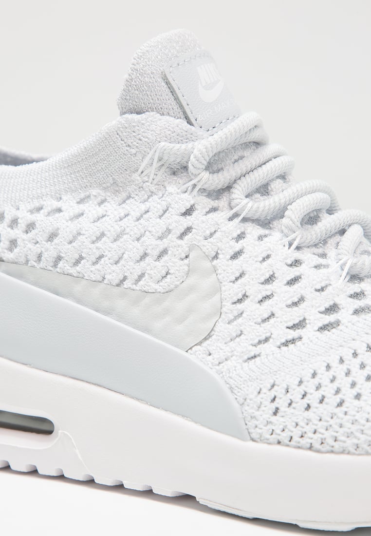 nike是全球著名的体育运动品牌,英文原意指希腊胜利女神,中文译为耐克