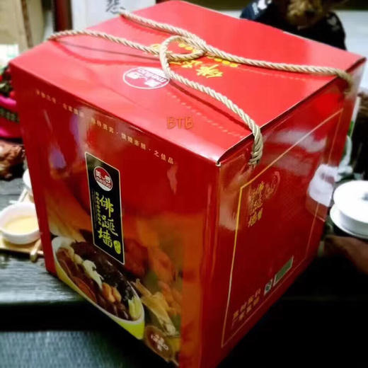 佛跳墙，又名满坛香、福寿全，是福建福州的当地名菜，属闽菜系。相传，它是在清道光年间由福州聚春园菜馆老板郑春发研制出来的。佛跳墙富含营养，可促进发育，美容，延缓衰老，增强免疫力，乃进补佳品。制作这道美食 商品图0