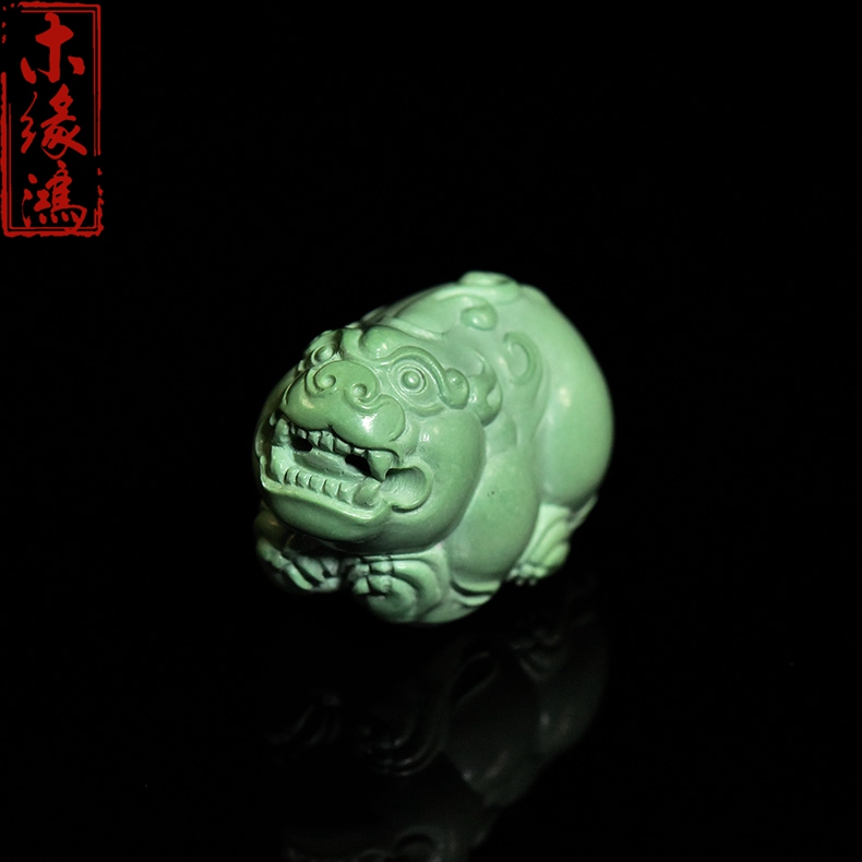原矿绿松石《招财貔貅》高瓷果绿苏工雕刻手把件吊坠