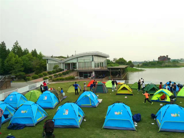 参加活动的人员自行抵达浦江源温泉森林度假村,到达露营地点进行签到.