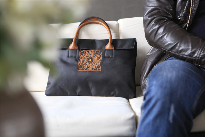 山谷居民品牌时尚苗绣文件包——展宏图