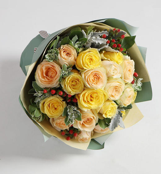 暗香--香槟玫瑰11枝，黄玫瑰8枝，红豆3枝，适量叶上花,银叶菊（如当地红豆缺货，用相思梅等其他寓意相近配材） 内层米黄色不织布，外层绿色人造纸，白咖色罗纹缎带 商品图2