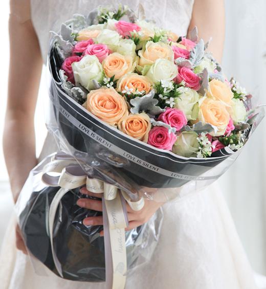 多彩的季节---玫瑰50枝（香槟玫瑰15枝，苏醒玫瑰18枝，白玫瑰17枝），搭配银叶菊6枝、相思梅6枝 墨绿色素染纸4张，英文玻璃纸2张，米白色/银灰色缎带各2米（1039） 商品图1