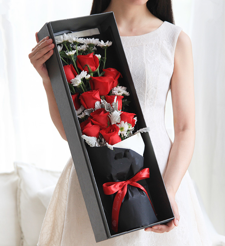 浪漫告白---卡罗拉红玫瑰11枝、白色小雏菊4枝、银叶菊0.5扎 米白色（平面纸1张、黑色条纹纸1张、酒红色丝带1米、60#大号魔力铁山灰包装盒（1044）