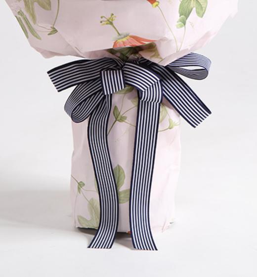 甜蜜物语---黛安娜粉玫瑰33枝，粉色香水百合3枝，搭配适量粉色勿忘我 浅紫／香芋紫人造纸，白色雪梨纸，粉色吊花压纹纸，白蓝细罗纹带（1049） 商品图1