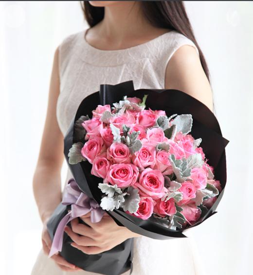 粉红恋人--苏醒玫瑰29枝，搭配银叶菊0.5扎 黑色雾面纸4张，紫色缎带花结 商品图1