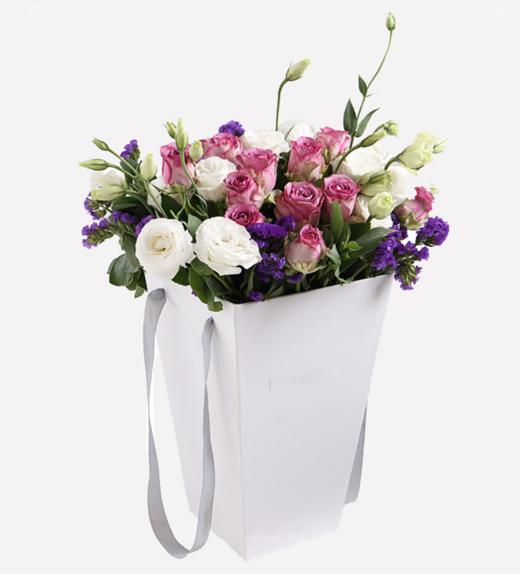梦醒之初--紫色玫瑰19枝，白色桔梗5枝，紫色勿忘我0.2扎，叶上花3枝 白色方形花桶(1106) 商品图1