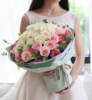 甜美公主---各色玫瑰共36枝：白玫瑰22枝，粉佳人粉玫瑰14枝；粉色桔梗5枝，尤加利0.5扎 绿色/浅绿色双面人造纸，白咖罗纹带花结（1122） 商品缩略图1