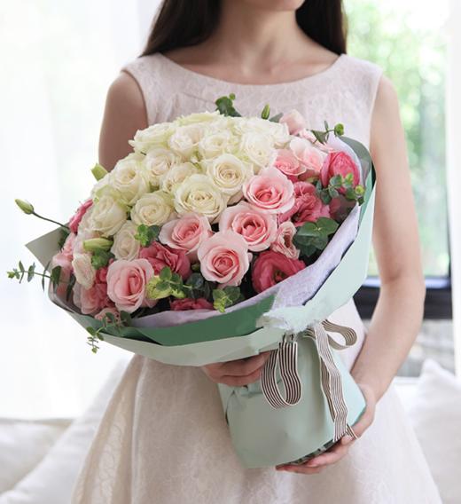 甜美公主---各色玫瑰共36枝：白玫瑰22枝，粉佳人粉玫瑰14枝；粉色桔梗5枝，尤加利0.5扎 绿色/浅绿色双面人造纸，白咖罗纹带花结（1122） 商品图1