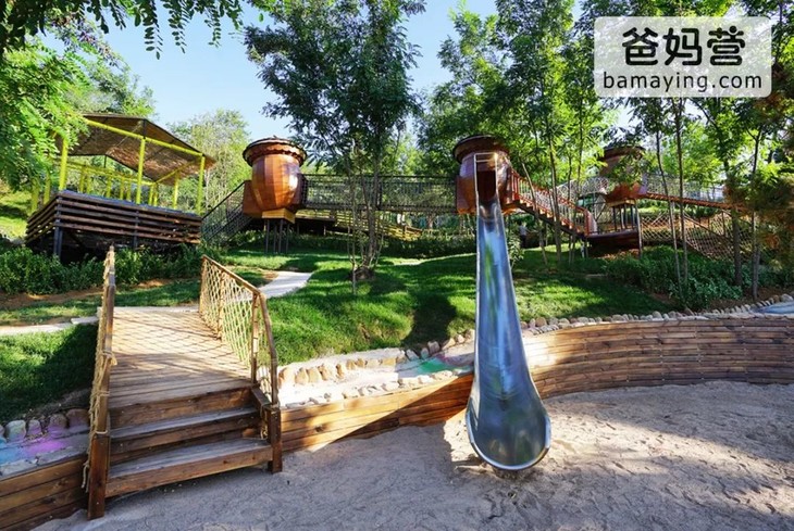 这座自然童趣的乐园叫做 【欢乐松鼠谷】,滑滑梯,攀爬,沙池… 在这里