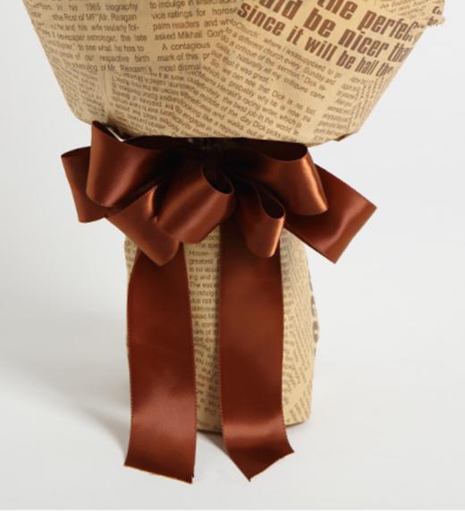 咖啡色心情--香槟玫瑰9枝，填充适量石竹梅、黄莺 米黄色不织布，英文报纸，咖啡色缎带花结（1142） 商品图1