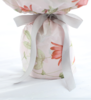 恩情无限---粉色康乃馨11枝，粉色多头香水百合2枝，栀子叶适量 白色雪梨纸，米白色平面纸，粉色吊花压纹纸 银灰色缎带(1190) 商品缩略图3
