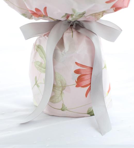 恩情无限---粉色康乃馨11枝，粉色多头香水百合2枝，栀子叶适量 白色雪梨纸，米白色平面纸，粉色吊花压纹纸 银灰色缎带(1190) 商品图3