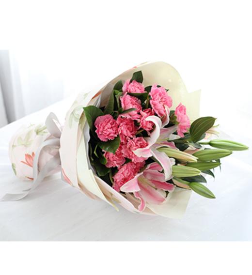 恩情无限---粉色康乃馨11枝，粉色多头香水百合2枝，栀子叶适量 白色雪梨纸，米白色平面纸，粉色吊花压纹纸 银灰色缎带(1190) 商品图1
