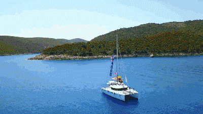 日出日落,皎洁星空,海豚尾随嬉戏,海鸟飞鱼也爱调皮,船上的人放声歌唱