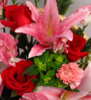 圆满--红色/粉色/紫边康乃馨共6枝，红玫瑰7枝，粉香水百合2 枝(5朵)，粉桔梗+叶上黄金+绿叶 有柄花篮一个（1197） 商品缩略图1