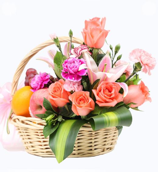 水果花篮-温馨祝福----粉香水百合1枝,粉玫瑰8枝, 粉康+紫康+紫边康乃馨间插,巴西叶和其他绿叶适量; 进口橙子3个,红富 藤编有柄花篮，粉色花结一个（1206） 商品图0