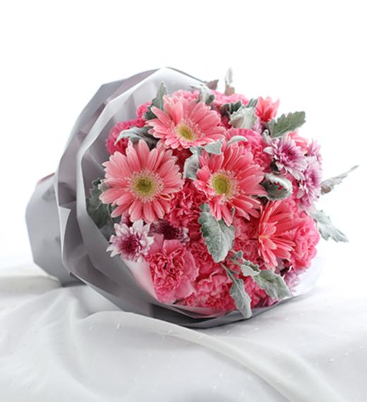 嫣然---粉色康乃馨19枝，粉色扶郎花5枝，紫色小雏菊3枝，银叶菊10枝 白色雾面纸，香芋紫／浅紫人造纸，粉色缎带花结（1211） 商品图2