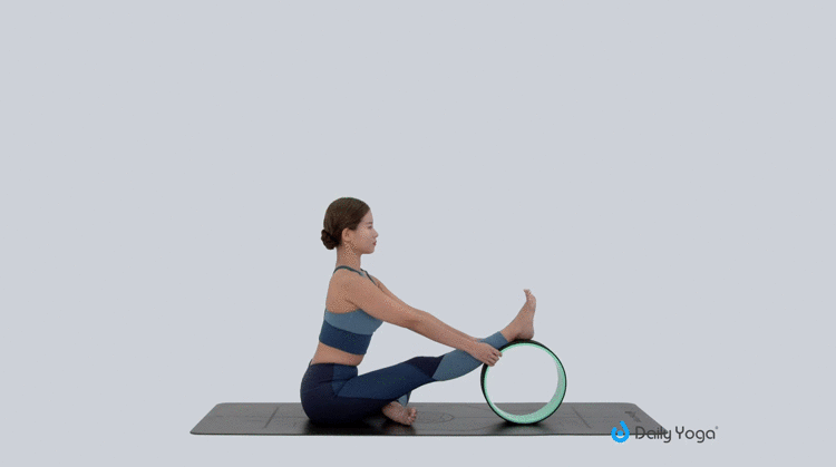 点地,将瑜伽轮拿出左脚后撤; ·伸直右腿,调整瑜伽轮来到右小腿下方