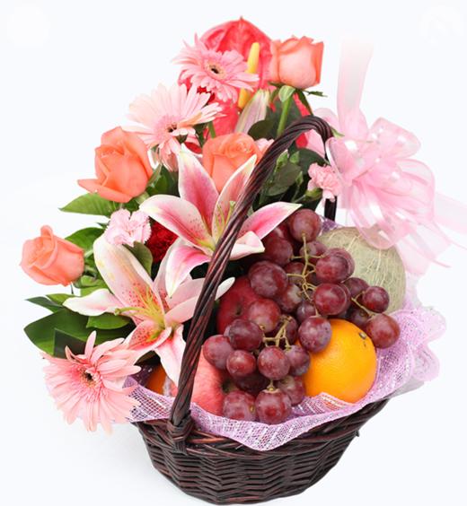 步步高升  粉百合1枝,红掌1枝,粉玫瑰4枝,粉扶郎4枝, 粉色康乃馨+红色康乃馨插,巴西叶+绿叶适量; 藤编有柄花篮，粉色网纱+玻璃纸垫底，粉色花结一个(1305) 商品图0