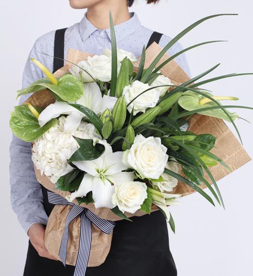 摩羯座守护花----绿掌3枝、白百合3枝、白玫瑰8枝、白绣球1枝、春兰叶1扎、栀子叶1扎 牛皮英文报纸2张、白蓝细条纹罗文带1.5米(1335) 商品图1