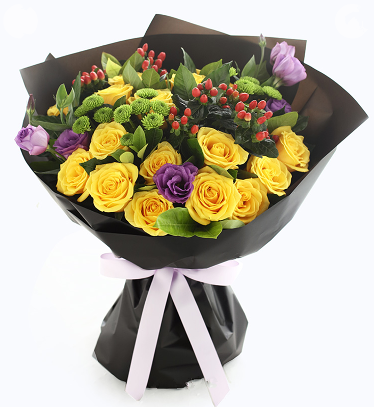 想你了----金枝玉叶黄玫瑰19枝、绿色小雏菊3枝、红豆4枝、紫色洋桔梗3枝、栀子叶0.3扎 黑色OPP雾面纸2张、浅紫色丝带1.5米(1371)