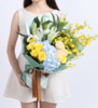 请原谅我   白百合2枝、浅蓝绣球1枝、金枝玉叶黄玫瑰6枝、香槟玫瑰3枝、栀子叶0.5扎、跳舞兰6枝 深浅绿双面人造纸2张、深棕色缎带2米(1372) 商品缩略图3