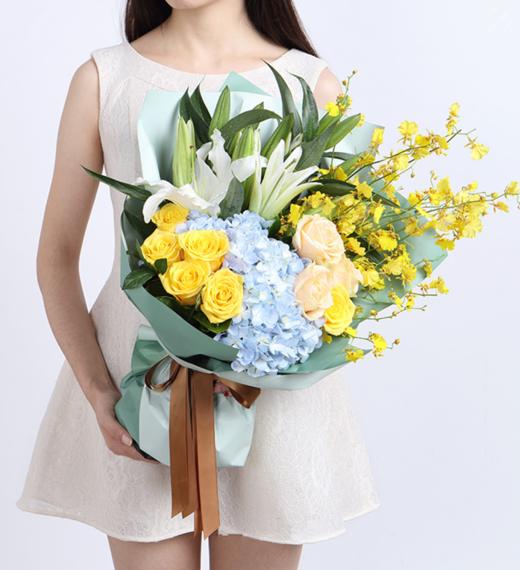 请原谅我   白百合2枝、浅蓝绣球1枝、金枝玉叶黄玫瑰6枝、香槟玫瑰3枝、栀子叶0.5扎、跳舞兰6枝 深浅绿双面人造纸2张、深棕色缎带2米(1372) 商品图3