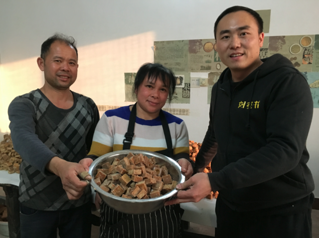 堆肥 就种多少甘蔗 做多少红糖 土法红糖 土生土长的广西农民覃建秋
