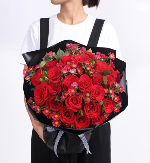 邻家女孩---红玫瑰33枝、红色小雏菊7枝、栀子叶1扎 商品图3