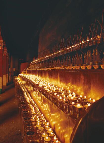 佛教信徒为向佛表示虔诚常向寺庙进献酥油点燃众多佛灯