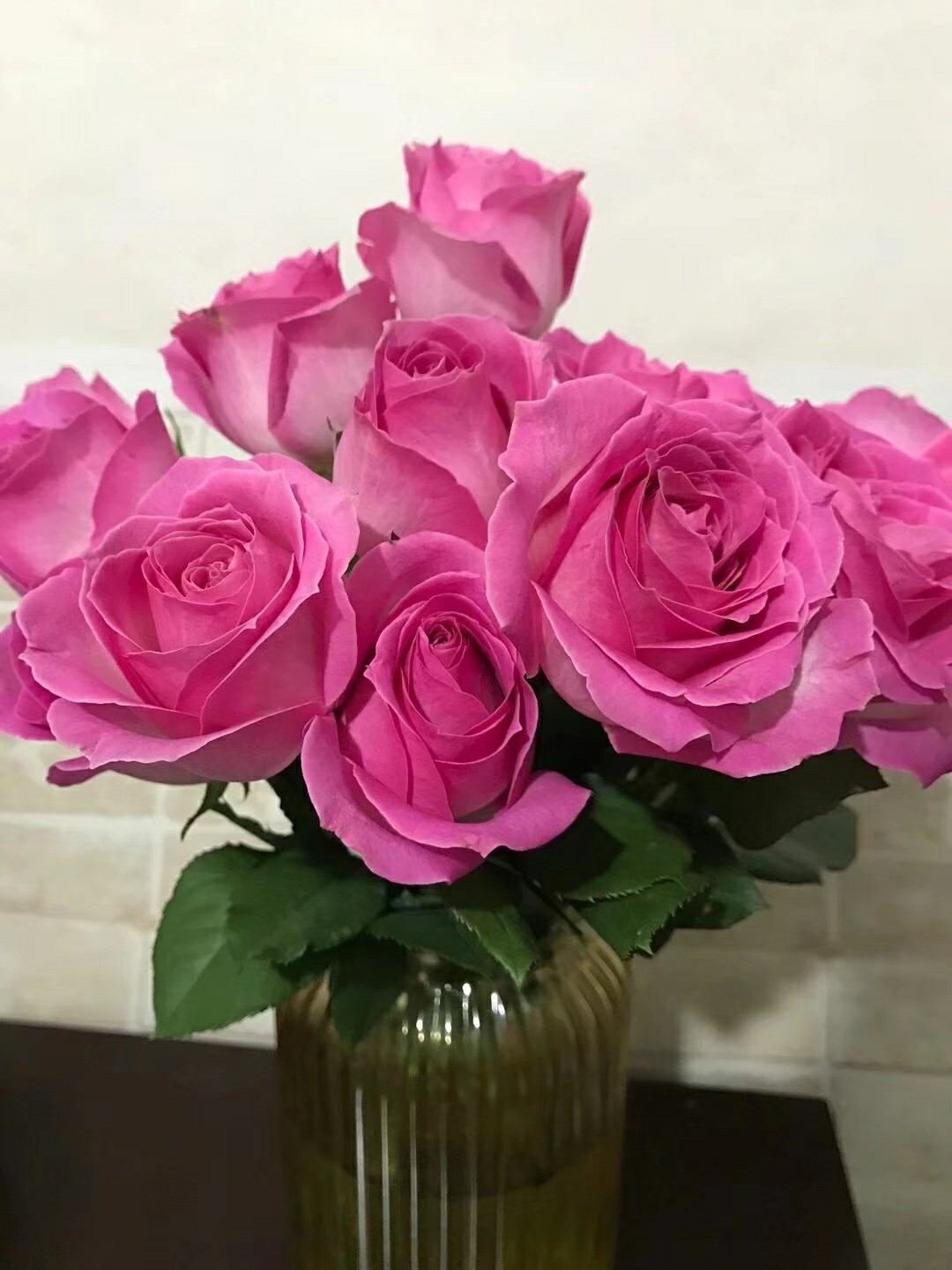 糖果玫瑰一扎18枝包邮,玫瑰收到后去叶剪短,根部剪十字口。深水养一天就好。