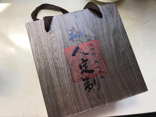 【礼盒装现货】 “四掌柜的花香红袍礼盒 ” | 武夷山单片区高海拔大红袍，传统手工艺炭火杀青，花香缭绕，125G茶叶+粗陶罐+精美外盒! 商品图1