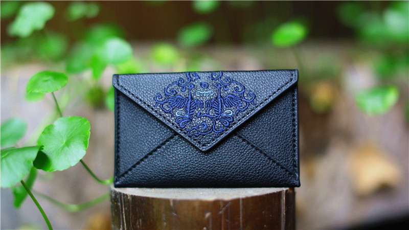 山谷居民原创品牌苗绣名片包——玛汝