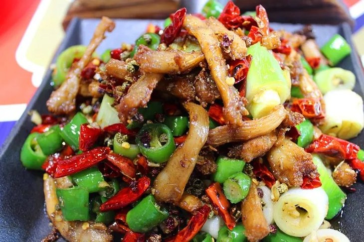 腌制的脚筋经过 辣椒爆炒下 麻辣味 非常浓烈,韧劲恰到好处 刚端上桌