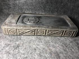 《金钱纹刻五珠钱茶台》