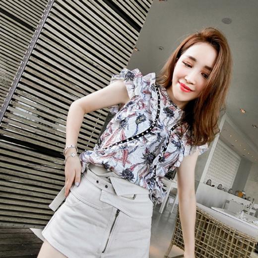 【服饰】。海报款 纯棉质铆钉装饰荷叶边印花无袖背心上衣 商品图0