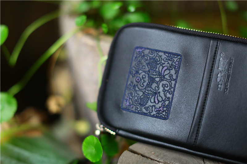 山谷居民原创品牌苗绣护照包——凌云
