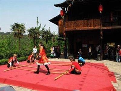 ＜买一送一，门票及早晚餐全含2220宁国皖南川藏线—青龙湖储家滩、华东大裂谷、夏霖九天银瀑、恩龙世界木屋村民俗风情表演2日＞ 商品图1