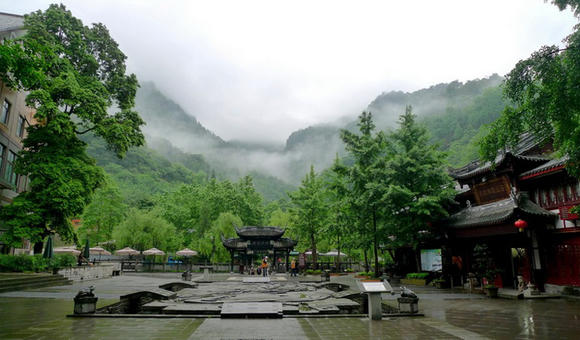 最高峰老君阁海拔1260米,群峰环绕起伏,林木葱茏幽翠,享有