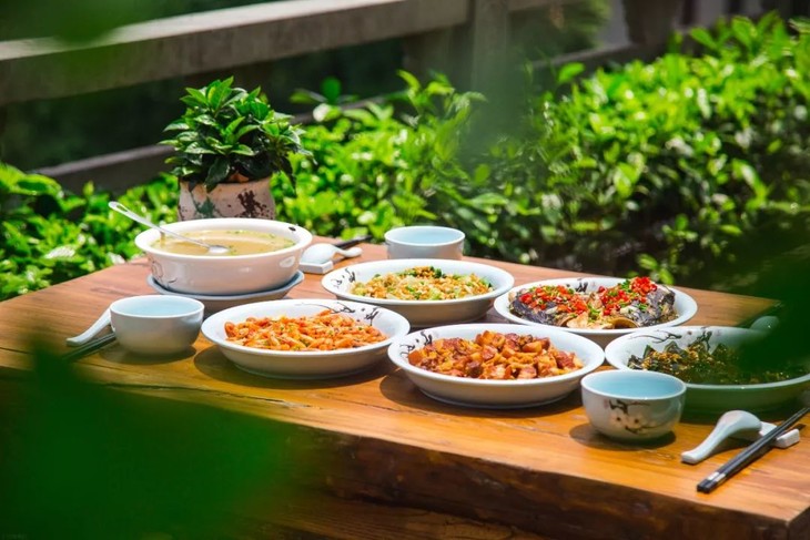 阿姨不仅做的一手好吃的手擀面,正餐里的红烧肉,炒藕片,油焖虾也都能