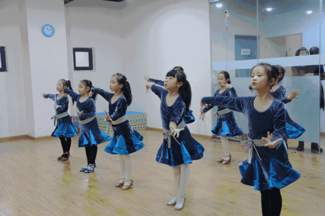 主要包括椅子舞,拐杖舞,鞭子舞,扇子舞等.