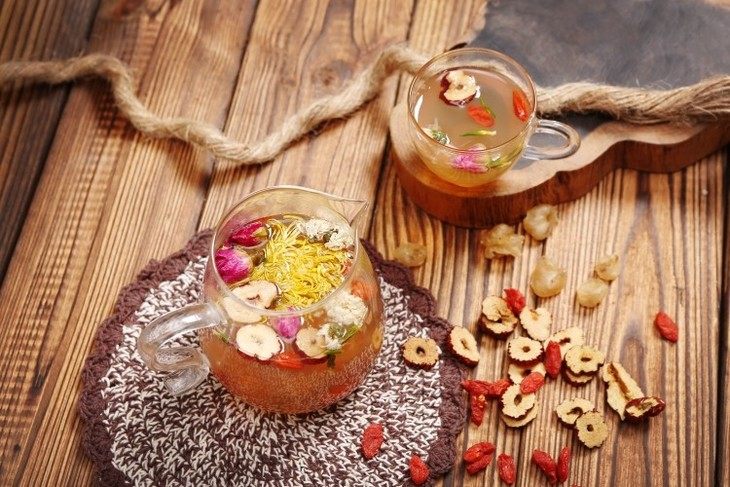 菊花红枣茶:菊花能清肝,红枣温补,养血安神.