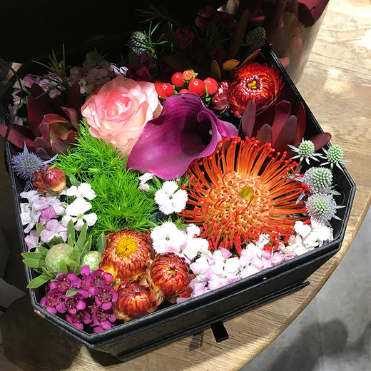 黑魅丽影鲜花花盒 · VIP尊享5个 商品图0