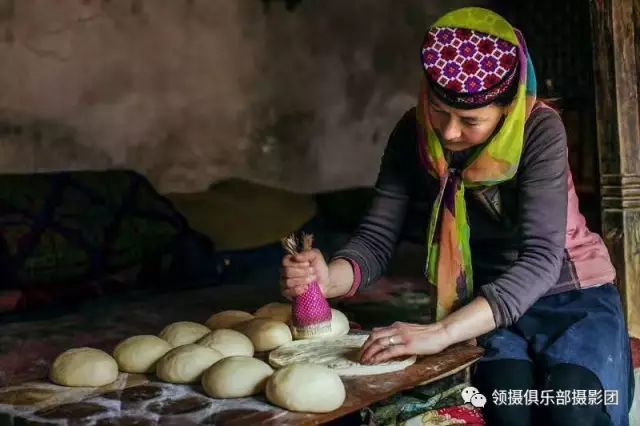 打馕,这是一种带宗教情感的食物崇拜,也是对赖以生存的自然环境的