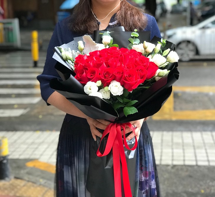 33朵红玫瑰,桔梗,银叶菊