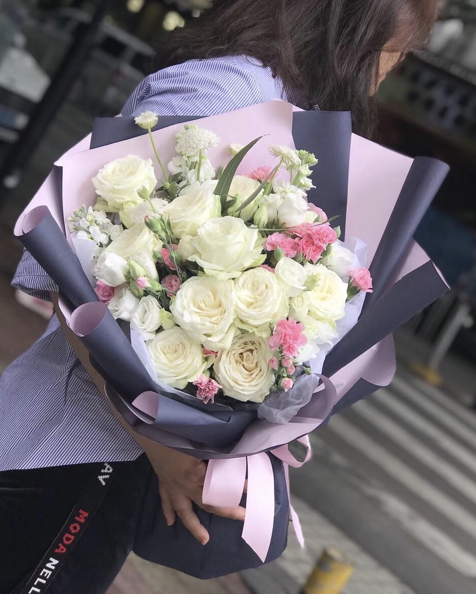19朵白玫瑰花束,桔梗,白色紫罗兰,多头康乃馨