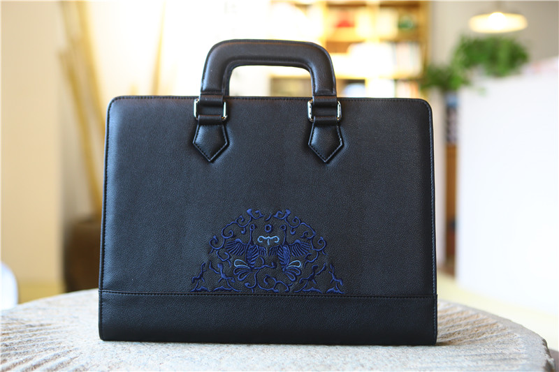 山谷居民原创品牌苗绣多功能手提包——凌霄